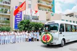 Hàng nghìn học trò chờ ở bệnh viện, trường y xúc động tiễn đưa GS Vũ Văn Đính