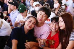 Ốc Thanh Vân đưa 3 con đến ghi hình 'Mái ấm gia đình Việt', dạy con bài học về lòng sẻ chia