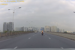 CSGT Hà Nội dùng xe chuyên dụng mở đường, kịp thời đưa cụ ông bị tai biến đến Bệnh viện cấp cứu