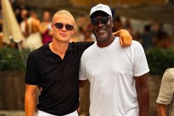 Haaland 'trông như vệ sĩ' khi đứng cạnh Michael Jordan