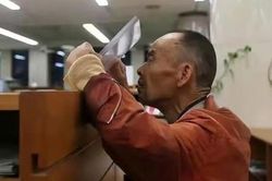'Người nhặt rác đến thư viện mỗi ngày' qua đời, hé lộ bí mật 20 năm