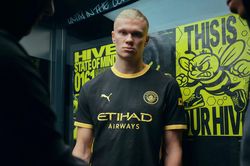 Manchester City đưa đàn ong lên áo sân khách