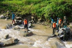 Xuyên đêm tìm kiếm 3 cháu nhỏ bị lũ cuốn tử vong ở Sơn La