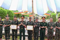 Khen thưởng đột xuất 2 cán bộ tiêu biểu trong 'Chiến dịch 500 ngày đêm' tại Điện Biên