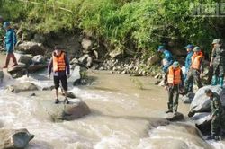 Lực lượng quân đội Sơn La hỗ trợ tìm kiếm các nạn nhân do mưa lũ