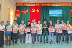 Chương trình 'Hành trình ấm tình biên giới' tặng nhiều phần quà cho gia đình chính sách và học sinh Đắk Lắk