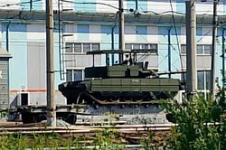 Quân sự thế giới hôm nay (2-8): Xe tăng T-80BVM của Nga trang bị lá chắn chống UAV thế hệ mới