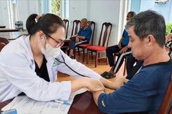 Gỡ 'nút thắt' bảo hiểm y tế cho người yếu thế