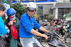 Chuyến xe nghĩa tình đồng hành người lớn tuổi