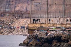Tây Ban Nha lắp rào chắn trên biển ngăn người vượt biên vào Ceuta