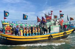 Đông đảo người dân xem rước Lệnh Ông Sanh ở Phan Thiết