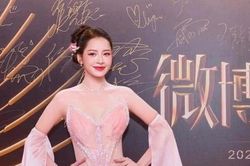 Chi Pu diện đầm hoa sen hồng tỏa sáng tại Weibo Gala 2026