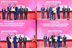 Trao tặng Kỷ niệm chương 'Vì sự nghiệp Ngoại giao Việt Nam' và Bằng khen của Bộ trưởng Ngoại giao cho các tập thể, cá nhân