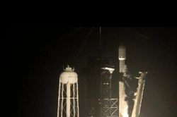 Tên lửa mất kiểm soát của SpaceX sắp lao vào Mặt trăng