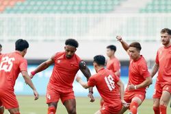 Cận cảnh đội tuyển Việt Nam 'rèn công' chờ đấu Indonesia