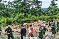Quân và dân xây 'lá chắn' chống sạt lở bên dòng Nậm Giải