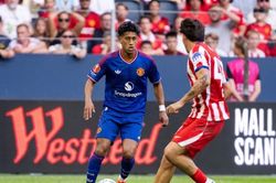 Thần đồng 15 tuổi vừa lập kỷ lục ra mắt Man United là ai?