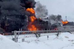 Ukraine tấn công nhà máy lọc dầu, căn cứ máy bay của Nga