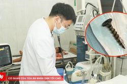 Cứu bé 3 tháng tuổi mắc đinh vít 4cm trong đường thở