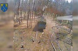 Khoảnh khắc UAV Ukraine săn đuổi và phá hủy pháo 2S43 của Nga