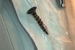 Bé 3 tháng tuổi bị mắc đinh vít dài 4cm trong đường thở