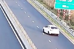 Camera ghi lại cảnh nữ tài xế lùi xe trên cao tốc Vĩnh Hảo - Phan Thiết