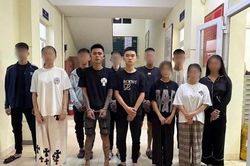 Khởi tố vụ án nhóm người dùng dao, kiếm hỗn chiến tại quán ăn ở Hà Nội