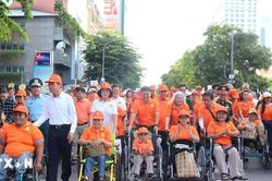 Hơn 5.000 người đi bộ đồng h&agrave;nh 'V&igrave; nạn nh&acirc;n chất độc da cam'