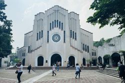 Theo dòng người đến Nhà thờ Baclaran ở Manila