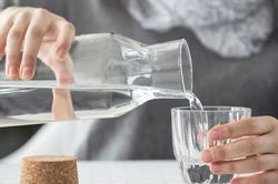 Uống nước ấm 60 độ suốt ngày, cô gái trẻ 20 tuổi đi khám nhận kết quả liền 'bật khóc'