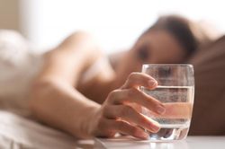 Thói quen uống nước trước khi ngủ: Lợi ích và tác hại cần biết
