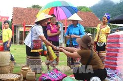Rực rỡ sắc màu chợ phiên miền Tây Nghệ An