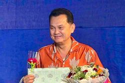 NSƯT Hữu Châu tri ân khán giả sau suất diễn cuối
