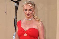 Britney Spears gặp sự cố trang phục khi đang cưỡi ngựa