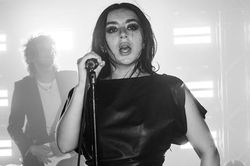 Charli XCX lập nên cột mốc lịch sử trên bảng xếp hạng album Anh