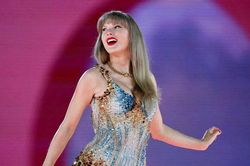 Huyền thoại Phil Collins: 'Taylor Swift xứng đáng là ngôi sao lớn nhất thế giới'