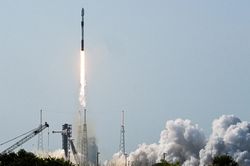 Tên lửa mất kiểm soát của SpaceX sắp lao vào Mặt trăng