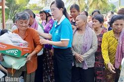Trao 200 phần quà người dân xã An Cư