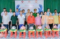 Khám bệnh miễn phí và tặng quà cho 400 người dân xã Vĩnh Điều