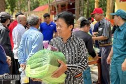 Tặng 550 phần quà cho người dân xã Ô Lâm
