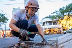 Những người 'bao đồng' trên vỉa hè tỷ đô