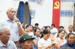 Lãnh đạo xã Hiệp Đức lắng nghe dân nói