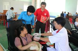 Những giọt hồng từ tr&aacute;i tim đo&agrave;n vi&ecirc;n, người lao động