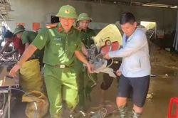 Công an xã Thượng Hà kịp thời hỗ trợ người dân di dời khỏi khu vực sạt lở do mưa lớn