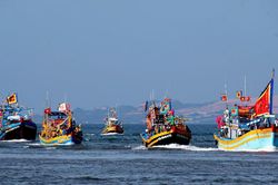 Rộn ràng lễ rước Lệnh Ông Sanh trên biển Lâm Đồng