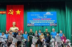 Trao yêu thương đến học sinh và gia đình khó khăn nơi biên giới