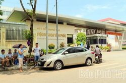 Lấn chiếm vỉa hè trước cổng bệnh viện, tiềm ẩn nguy cơ mất an toàn giao thông