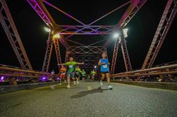 Huế lên đèn, 'runner' sải bước