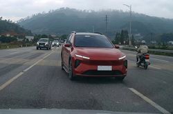Ô tô đi ngược chiều lao thẳng xe đối diện, tài xế đánh lái né tai nạn trong gang tấc