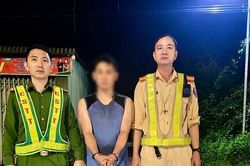 CSGT Công an Quảng Trị bắt đối tượng vận chuyển hơn 100kg pháo hoa nhập lậu